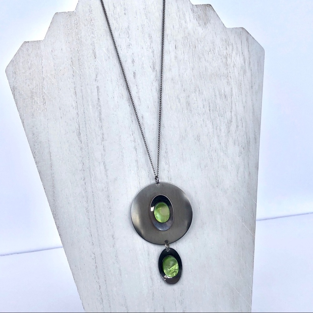 Green Shell & Silver Metal Artsy Necklace - Picture 4 of 10